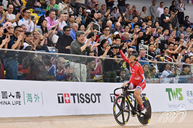 香港单车手李慧诗向鼓掌支持她的现场观众挥手致谢。
