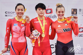 李慧诗(左一)在女子争先赛中勇夺银牌。