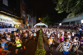 尖沙咀弥敦道跑步点挤满半马及马拉松跑手。