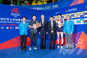 大会致送纪念品予各球队以感谢他们出席「FIVB世界女排联赛香港2019」赛事，并祝愿各队于其他分站能够夺得好成绩。