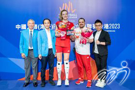 大會致送紀念品予各球隊以感謝他們出席「中國人壽（海外）FIVB世界女排聯賽香港2023」賽事，並祝願各隊於其他分站能夠奪得好成績。
