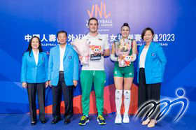 大會致送紀念品予各球隊以感謝他們出席「中國人壽（海外）FIVB世界女排聯賽香港2023」賽事，並祝願各隊於其他分站能夠奪得好成績。