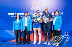 The Organizing Committee of VNLHK2023 presented souvenirs to show appreciation to the teams for attending the tournament, as well as to wish them the best of luck for the rest of the league.