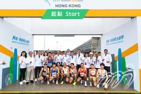 香港特別行政區政府政務司司長陳國基 (第二排右七)及一眾嘉賓為一眾10公里挑戰組跑手打氣。