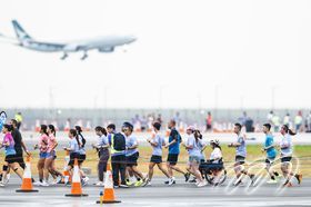 香港國際機場 · 渣打香港馬拉松: 三跑道系統十公里國際賽提倡傷健共融，因此亦特別增設了十公里輪椅賽，讓輪椅人士也感受三跑道系統。