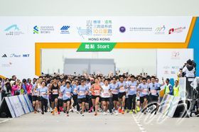 香港國際機場 · 渣打香港馬拉松: 三跑道系統十公里國際賽設有十公里、五公里及三公里的距離，吸引了不少市民參加。