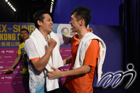 香港羽毛球代表隊在本屆賽事中奪得一金三銅的佳績，胡贇(左)和伍家朗(右)互相恭賀對方。