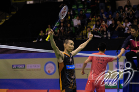 男單決賽：馬來西亞球手李宗偉擊敗中國球手諶龍。