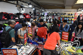 球迷搶購賽事紀念品。 球迷搶購賽事紀念品。