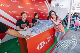 Passionate fans surrounding Hong Kong Team Mixed Doubles players TANG Chun Man and TSE Ying Suet for their autographs.