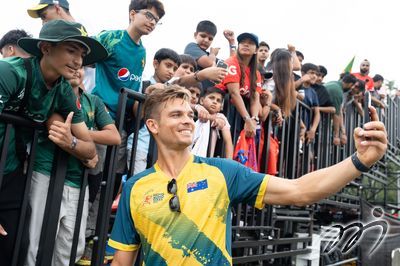 澳洲隊球員賽後與人氣粉絲互動