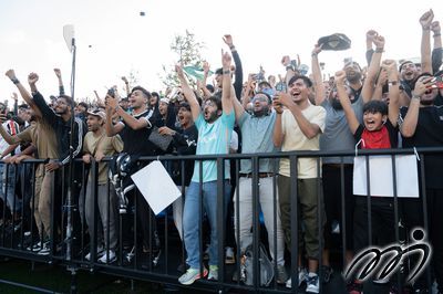 球迷熱情地打氣歡呼