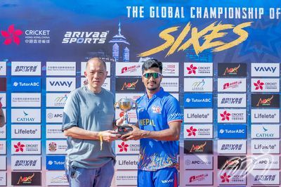 大型體育活動事務委員會主席吳守基先生為尼泊爾球員頒發最佳球員獎項