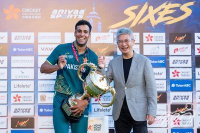 文化體育及旅游局副局長劉震先生為巴基斯坦球員頒發盃賽冠軍獎杯