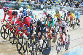 Cyclist YANG Qianyu snatches a bronze medal for the Hong Kong Team in the Women's Scratch Race (Class 1). Cyclist YANG Qianyu snatches a bronze medal for the Hong Kong Team in the Women's Scratch Race (Class 1).
