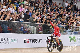 Hong Kong cyclist Sarah LEE is waving at the applauding spectators to thank them for their support.