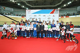The organiser presents souvenirs to all participating teams. The organiser presents souvenirs to all participating teams.