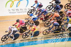 A tough scene of the Women's Omnium - Elimination Race.