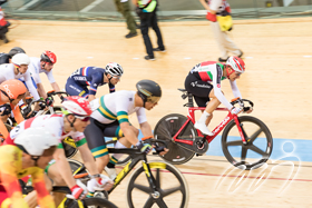 Cyclists are battling against time in the Men's Omnium - Elimination Race.