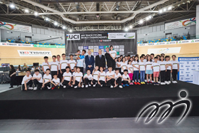 Mr Lau Kong-wah, JP, Secretary for Home Affairs, have a group photo with kids athletes at the Opening Ceremony