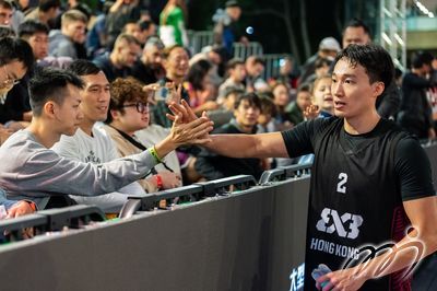 香港球員文俊浩在比賽中表現拚搏，觀眾在賽後與其擊掌示意鼓勵