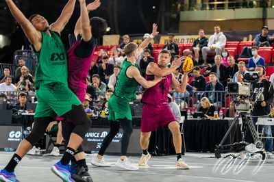 東京奧運金牌球員查華斯(右)代表Team Hong Kong參賽