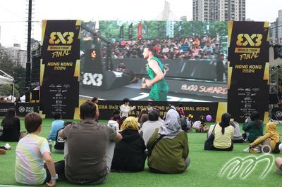 比賽場外有大型LED屏幕直播比賽