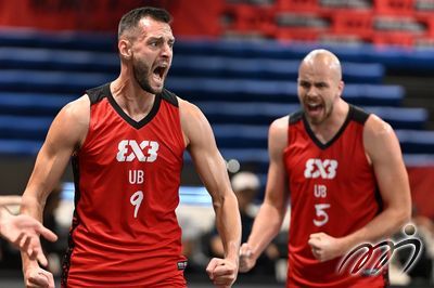 乌布球员白兰高域(左)以精湛表现当选赛事MVP