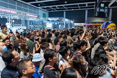 众多途经场馆的市民驻足观战