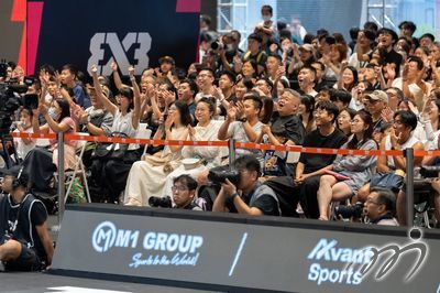 比赛刺激精彩、球迷投入观赛