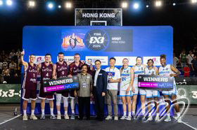 Mr. Kevin Yeung(middle),Secretary for Culture, Sports and Tourism, presents the prize to the winning team of the men's and women's division.