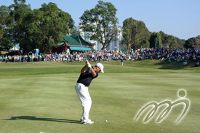 Australian Sam BRAZEL, the champion, is playing his approach shot to the green of the 10th hole.