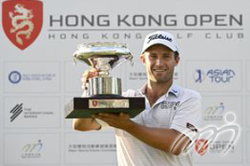 2023 Hong Kong Open champion Ben Campbell with the tournament trophy after his 1-shot victory. 