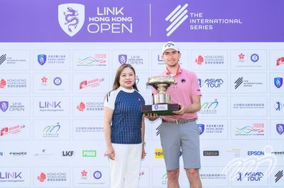 文化體育及旅遊局局長羅淑佩女士將「領展香港高爾夫球公開賽2025」獎盃頒授予冠軍麥基賓。