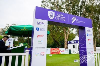 「領展香港高爾夫球公開賽2025」為期四天，而「M」品牌的宣傳品遍布粉嶺球場每個角落。