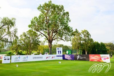 「領展香港高爾夫球公開賽2025」為期四天，而「M」品牌的宣傳品遍布粉嶺球場每個角落。