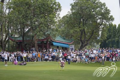 北愛爾蘭籍冠軍麥基賓於「領展香港高爾夫球公開賽2025」最終輪賽事中，於第十洞正準備推桿。