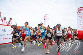 Following the sound of air horn, the runners in the challenge group set off immediately to compete for the championship.