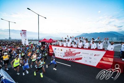 Following the sound of air horn, the runners in the challenge group set off immediately to compete for the championship.
