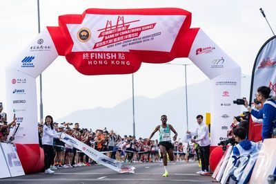 Ethiopian runner Milkesa Mengesha Tolosa won the Men's Overall champion with 1:01:27.