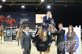 Dr Simon IP (right), Chairman of The Hong Kong Jockey Club (HKJC), and Mr Michael LEE (left), President of the Hong Kong Equestrian Federation, are presenting the HKJC Trophy to Swiss rider Martin FUCHS and his partner Clooney. 