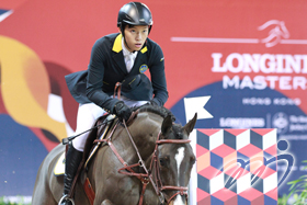 HKJC Junior Trophy winner SHAM Hang-yuk is negotiating an obstacle.