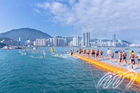 Swimmers of the Racing Group and the Leisure Group are setting off in batches.