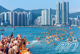 Swimmers of the Racing Group and the Leisure Group are entering the water for the competition.