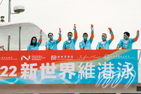 Mr. Kevin Yeung, Secretary for Culture, Sports and Tourism of HKSAR (third left), Hon. Kenneth Fok, Member of Legislative Council (first left), and the Executive Directors of New World Development Mr. Eric Ma (second left), Mr. Sitt Nam Hoi (second right), and Ms. Jenny Chiu (first left) joined Mr. Ronnie Wong, President of HKGSA (third right), to officiate the gun-firing ceremony in the morning and mark the official opening of the New World Harbour Race.