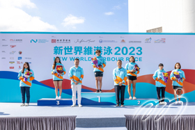 来自日本的加藤花野（中）以15分46.3秒的成绩在国际组女子赛事封后；来自新加坡的刘俐杉（右三）及香港泳手聂芷彦（左三）则分别穿银戴铜。