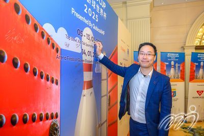 體育專員蔡健斌先生在IBF保齡球世界杯祝捷晚宴入口背景板簽名