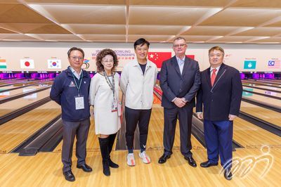 The Hon Vincent Cheng and Ms. Vivien Lau with other VIPs