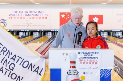 保齡球運動員張凱童先生及張綺恒小姐代表運動員致辭