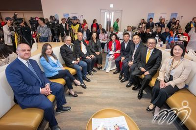 以下是出席开幕典礼的嘉宾。(左边:国际保龄球协会会长HE Sheikh Talal Mohammad Al-Sabah、文化体育及旅游局局长罗淑佩女士，JP、中国香港体育协会暨奥林匹克委员会会长霍震霆先生GBM，GBS，JP、大型体育赛事委员会主席吴守基先生，GBS，MH，JP及香港赛马会慈善事务总经理（文化）刘可仪博